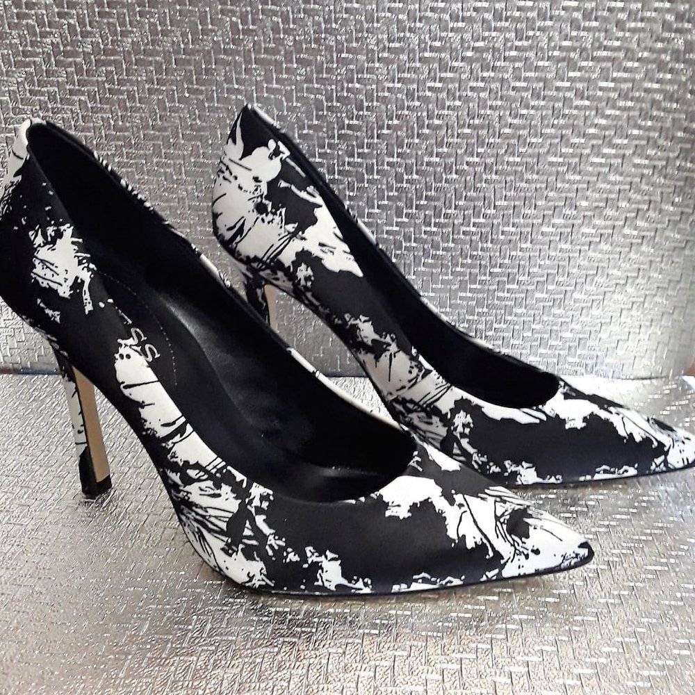 💥GUESS Black/White "GWELOY2" Heel | Size 8.5💥 - Picture 2 of 7